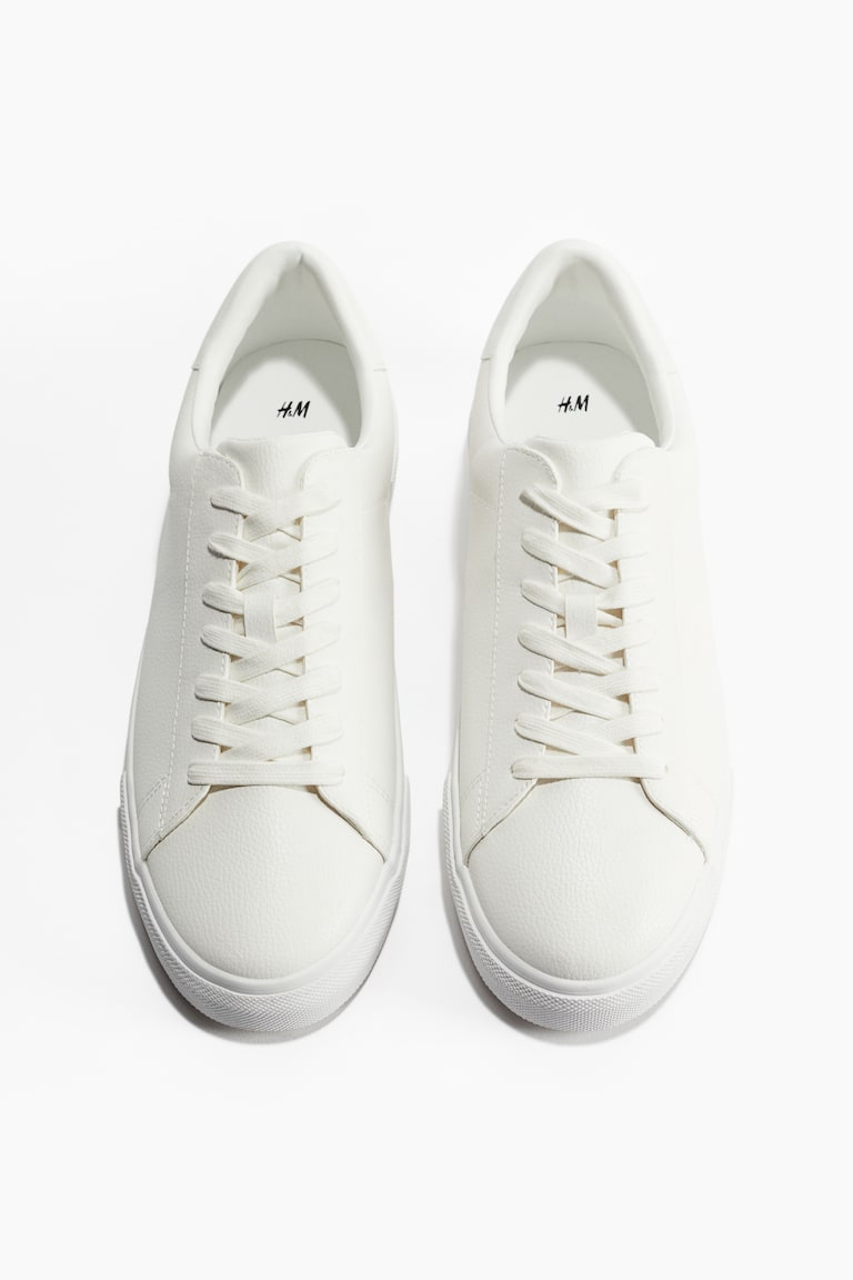 H&M Sneaker Discount Store für neue Produkte