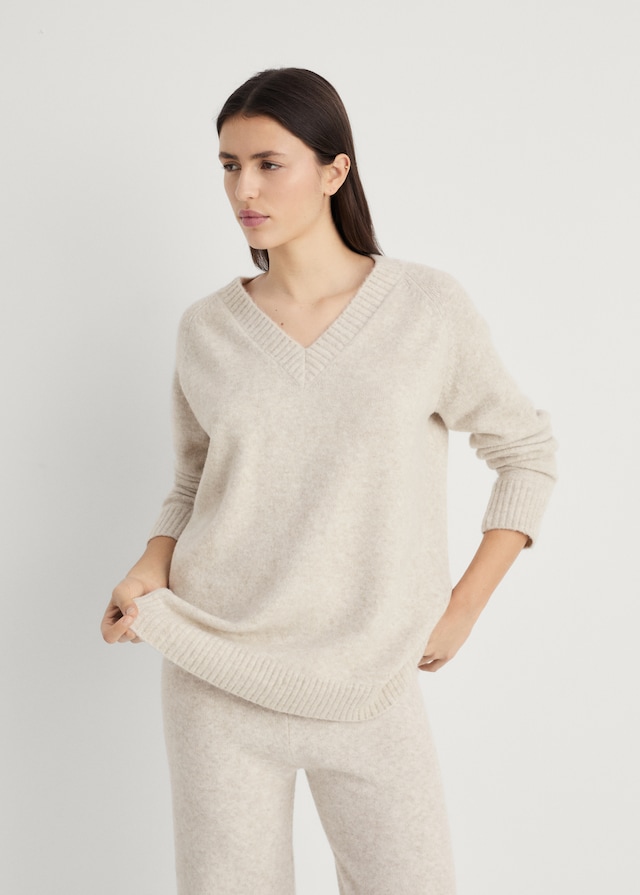 Mango V-Ausschnitt Pullover einfarbig Neueste Mode