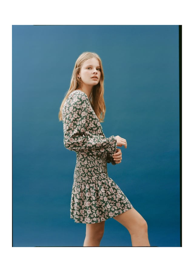 Mango Kleid mit Buchstaben-Muster und Raffdetails Begrenztes Angebot