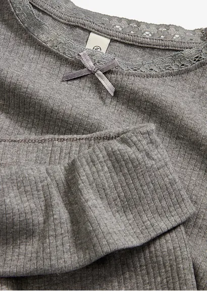 bonprix Mädchen Langarmshirt mit Spitze am Ausschnitt und mit bequemer ausgestellter Hose (2-tlg. Set) Vatertagsangebot